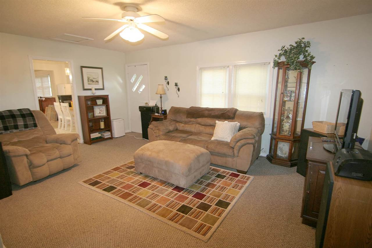 6875 Benson Hardee Road Benson, NC 27504 - Photo 8 of 25 Family Room