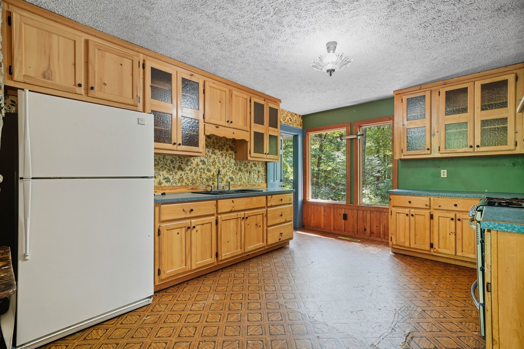 20 Sweetwater Trail Jasper, GA 30143 - Photo 13 of 46 a kitchen with stainless steel appliances granite countertop a refrigerator a stove and a sink with granite countertops