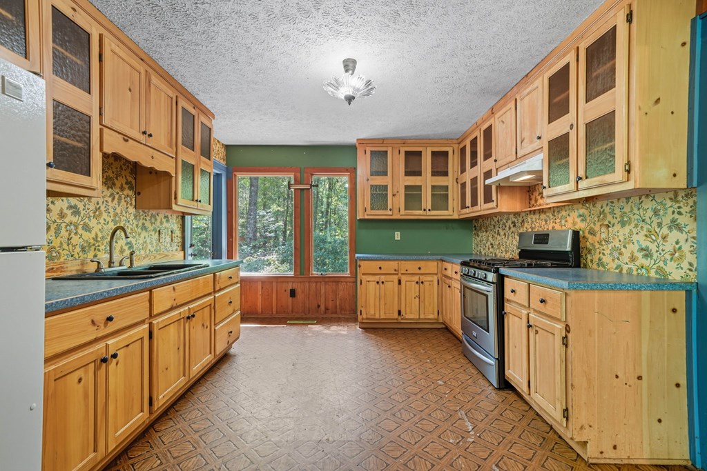 20 Sweetwater Trail Jasper, GA 30143 - Photo 14 of 46 a kitchen with stainless steel appliances granite countertop a stove and a sink