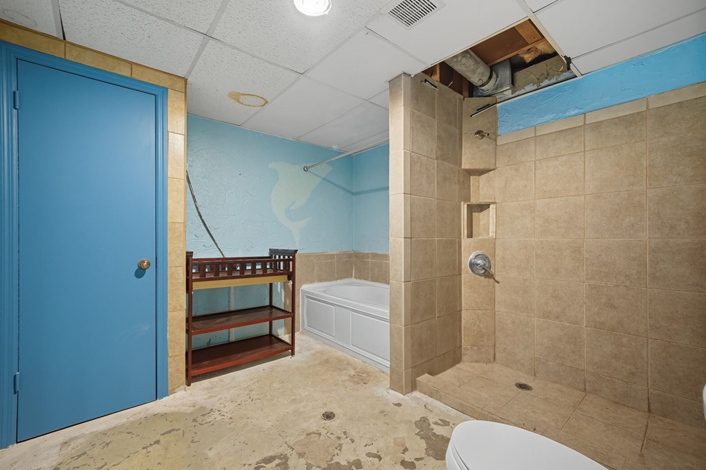 20 Sweetwater Trail Jasper, GA 30143 - Photo 31 of 46 a bathroom with a bathtub and a shower