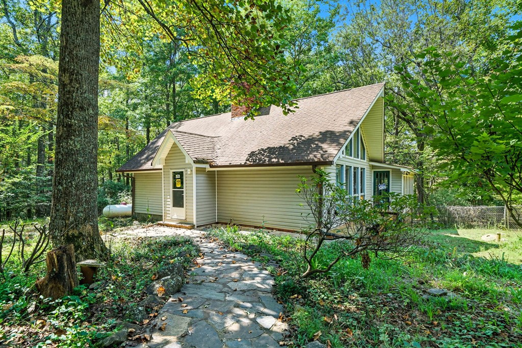 20 Sweetwater Trail Jasper, GA 30143 - Photo 4 of 46 front view of a house with a yard