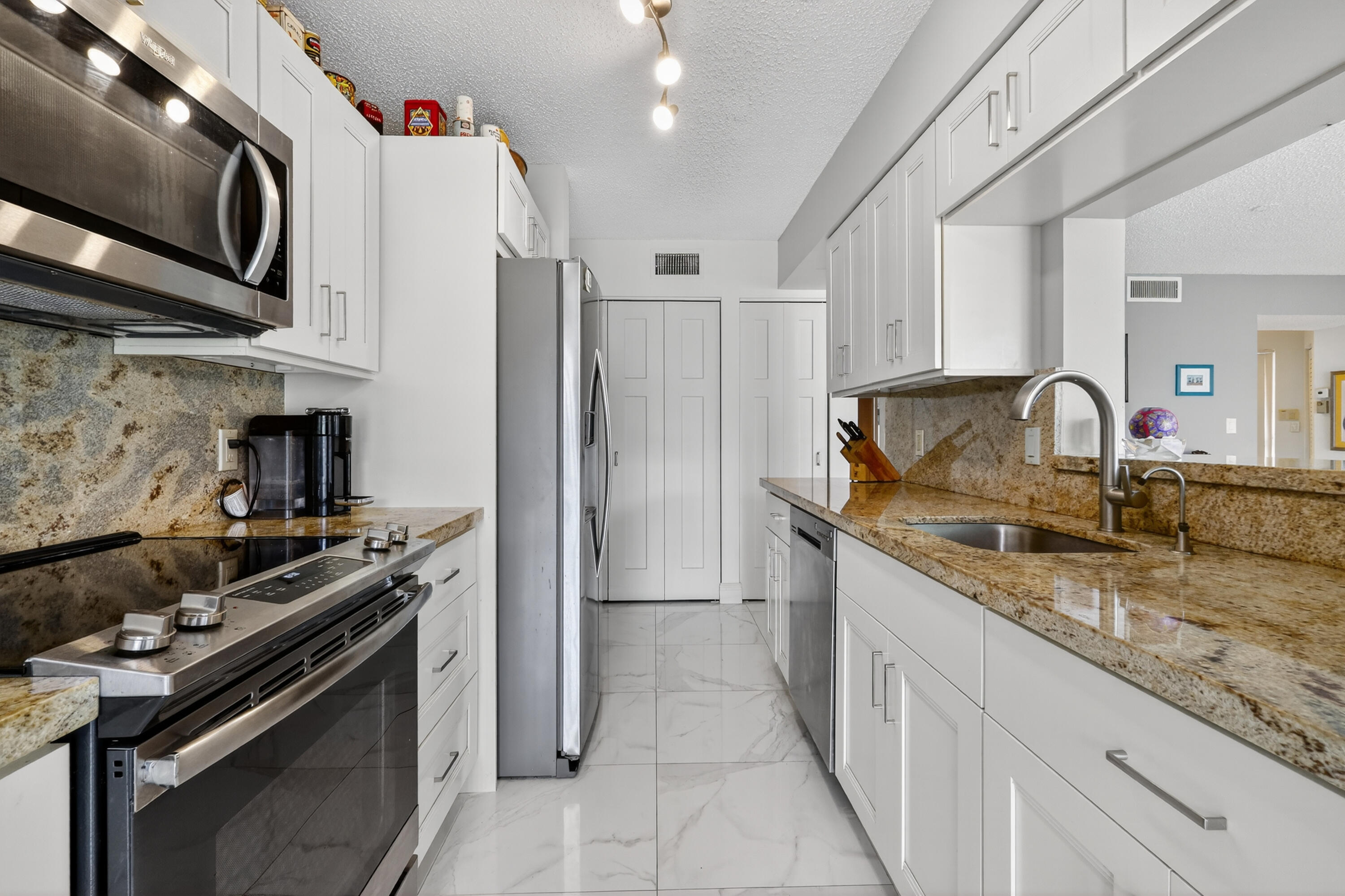 110 Half Moon Circle, Unit D2 Hypoluxo, FL 33462 - Photo 21 of 44 18-print-_82A1606