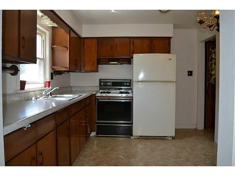 2527 Ridge Road Natrona Heights, PA 15065 - Photo 5 of 13 Kitchen.