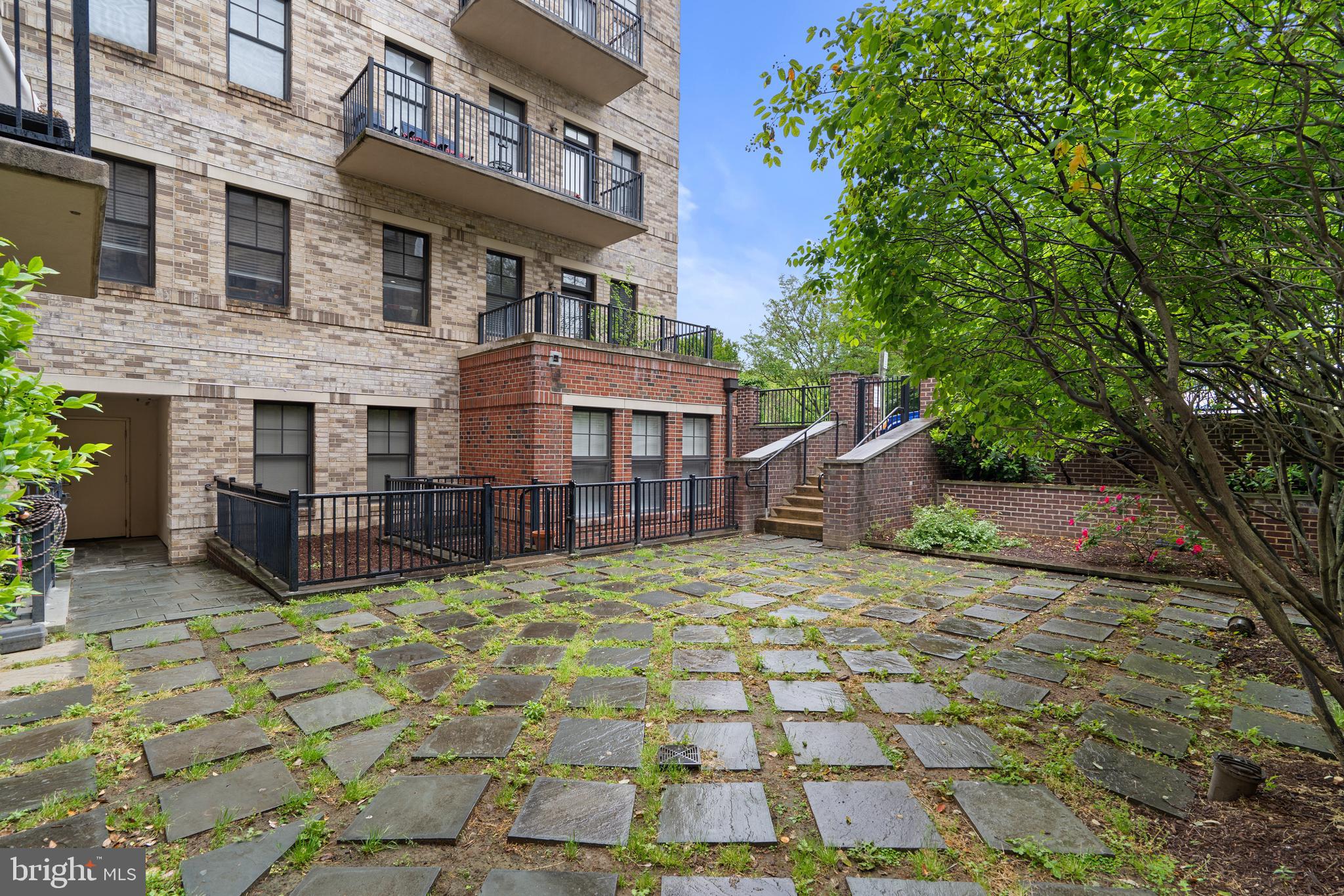 181 East Reed Avenue, Unit 412 Alexandria, VA 22305 - Photo 33 of 38 Community Couryard