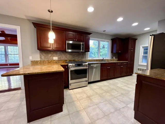 $4,600 | 3 Alaska Avenue, Unit 1, Bedford, MA 01730