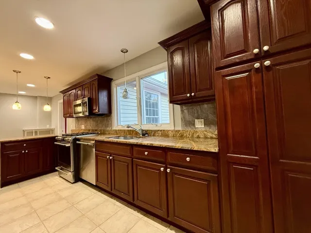 $4,600 | 3 Alaska Avenue, Unit 1, Bedford, MA 01730