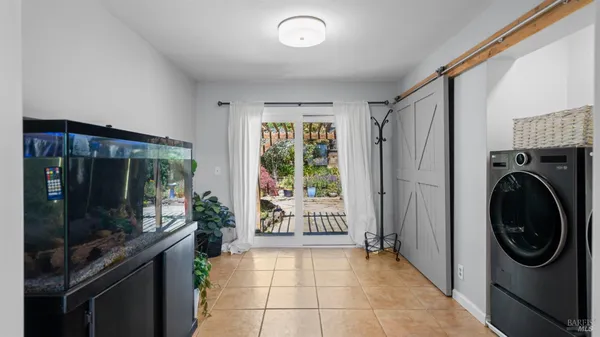 a view of a backyard