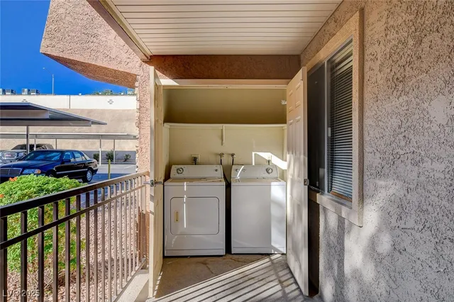 $1,400 | 5152 River Glen Drive, Unit 465, Las Vegas, NV 89103