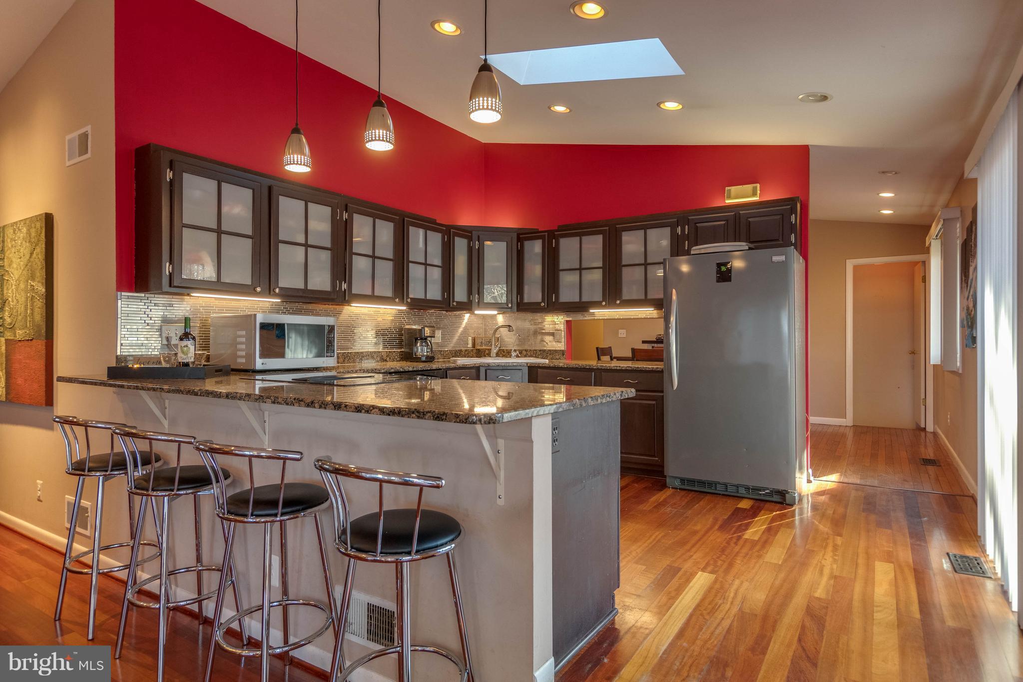 Gourmet Kitchen w/stainless app and granite