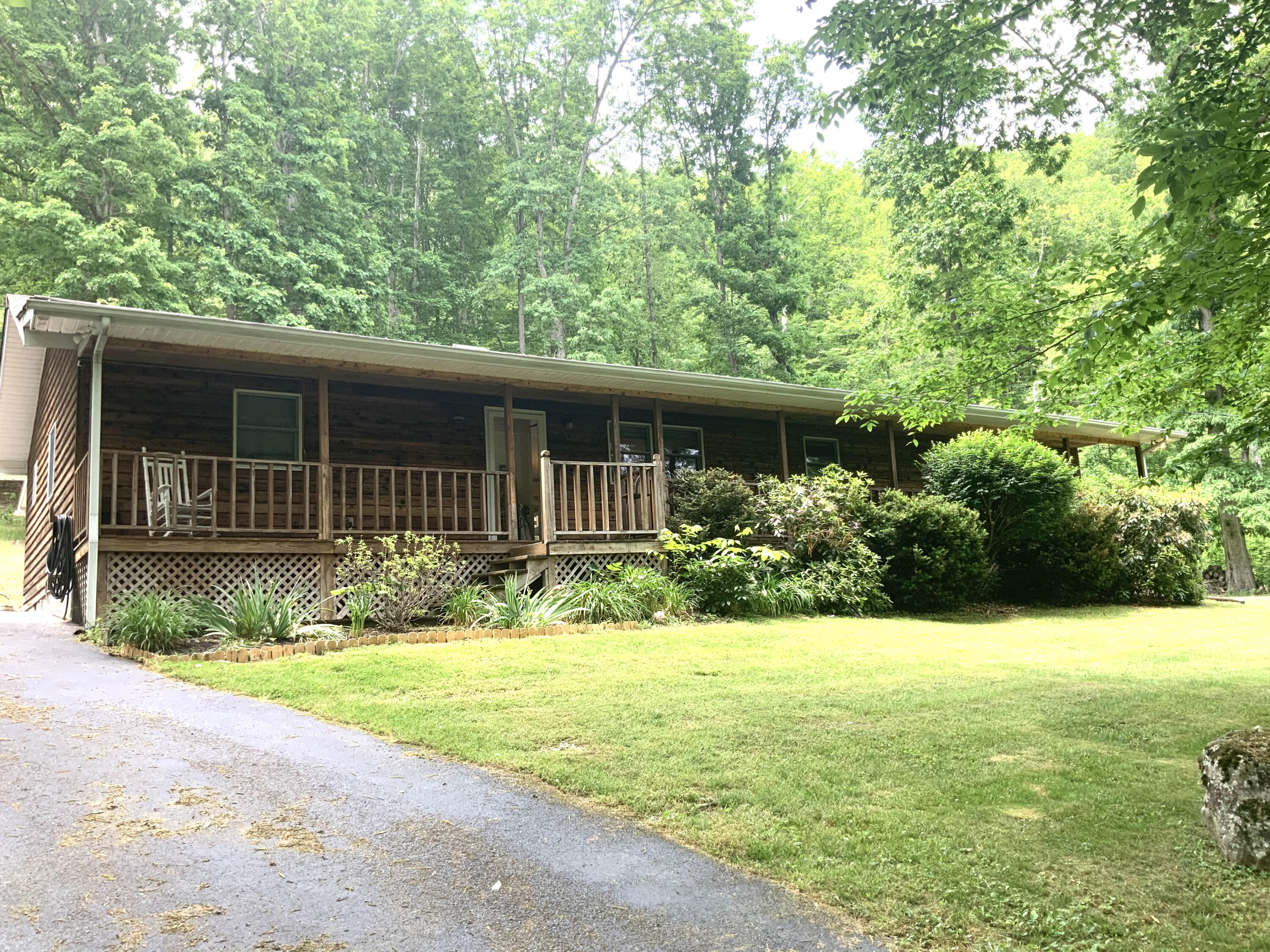 5629 Back Valley Road Big Stone Gap, VA 24219 - Photo 3 of 39 1978DC56-61C1-422A-A724-1A81A54F8247