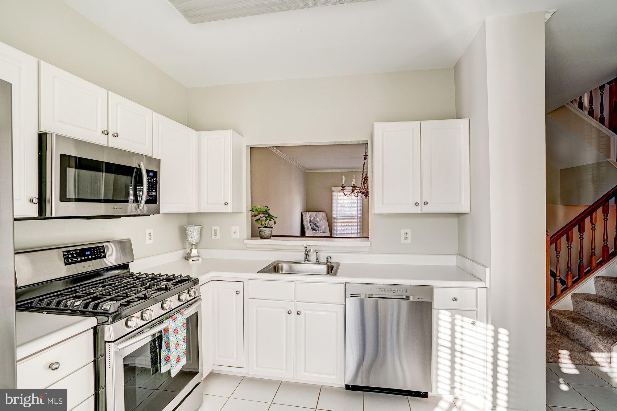 302 Rangers Way Southeast Leesburg, VA 20175 - Photo 21 of 42 Kitchen gets tons of light!