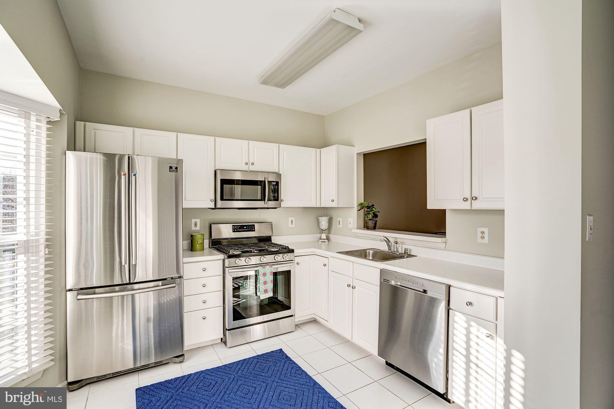 302 Rangers Way Southeast Leesburg, VA 20175 - Photo 4 of 42 Light and bright eat-in kitchen