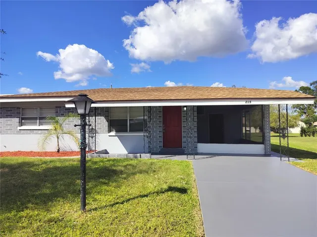 a view of a house with backyard and porch