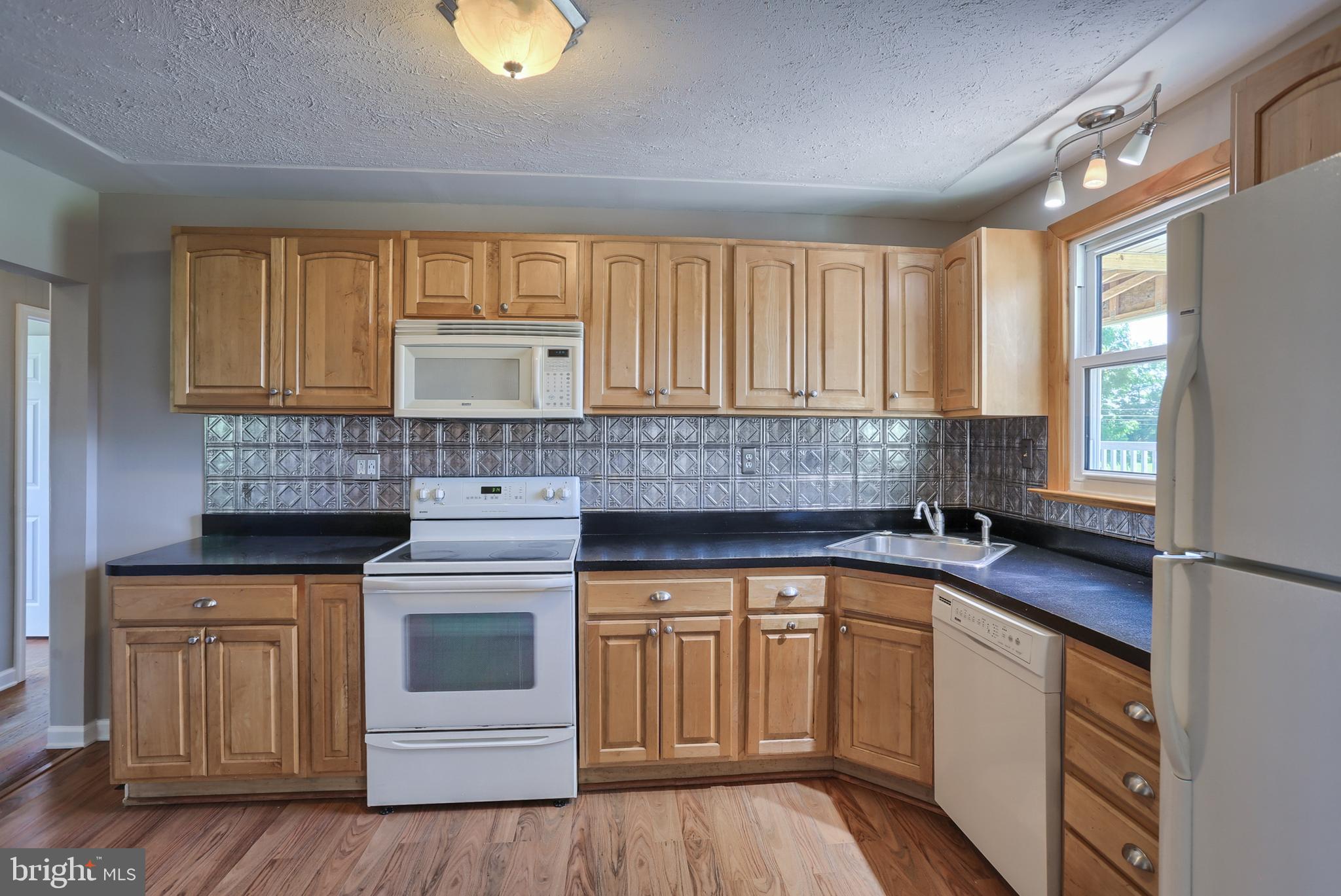 327 Schoolhouse Road Middletown, PA 17057 - Photo 7 of 31 Gallery Image 7