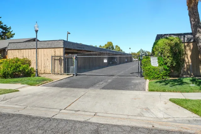 a view of a back yard