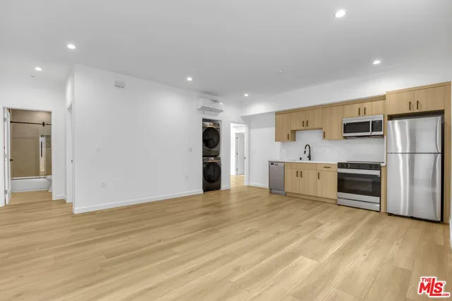 $3,207 | 10826 1/4 Hesby Street, North Hollywood, CA 91601