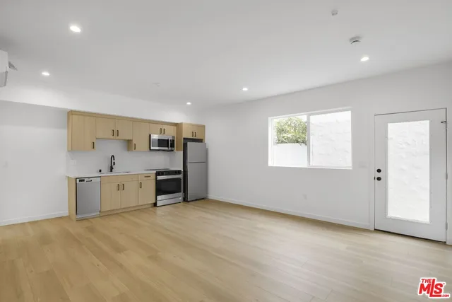 $3,207 | 10826 1/4 Hesby Street, North Hollywood, CA 91601