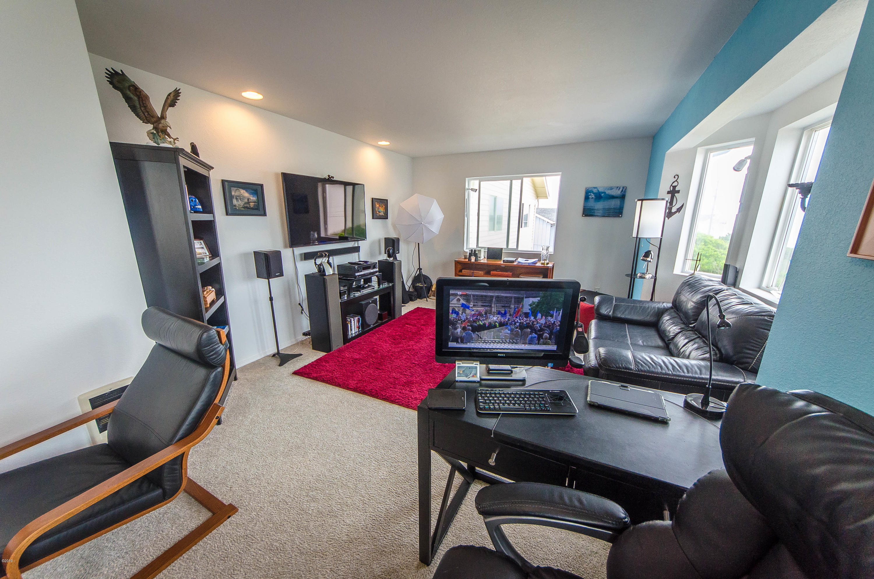 568 Southwest 5th Street Newport, OR 97365 - Photo 2 of 20 10 Unit 2 Living Room