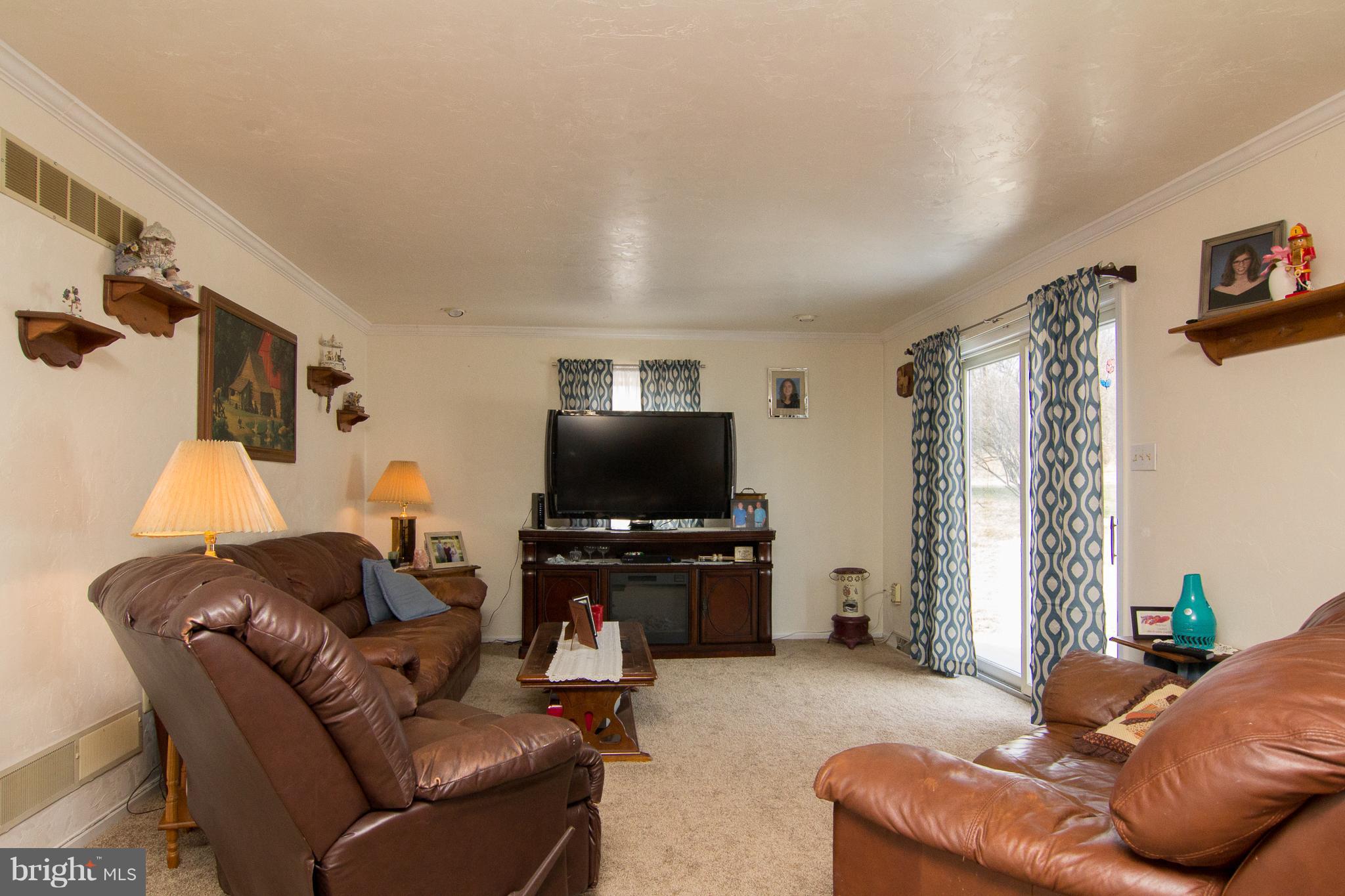 2400 Mt Ventus Road Manchester, MD 21102 - Photo 11 of 28 Family Room