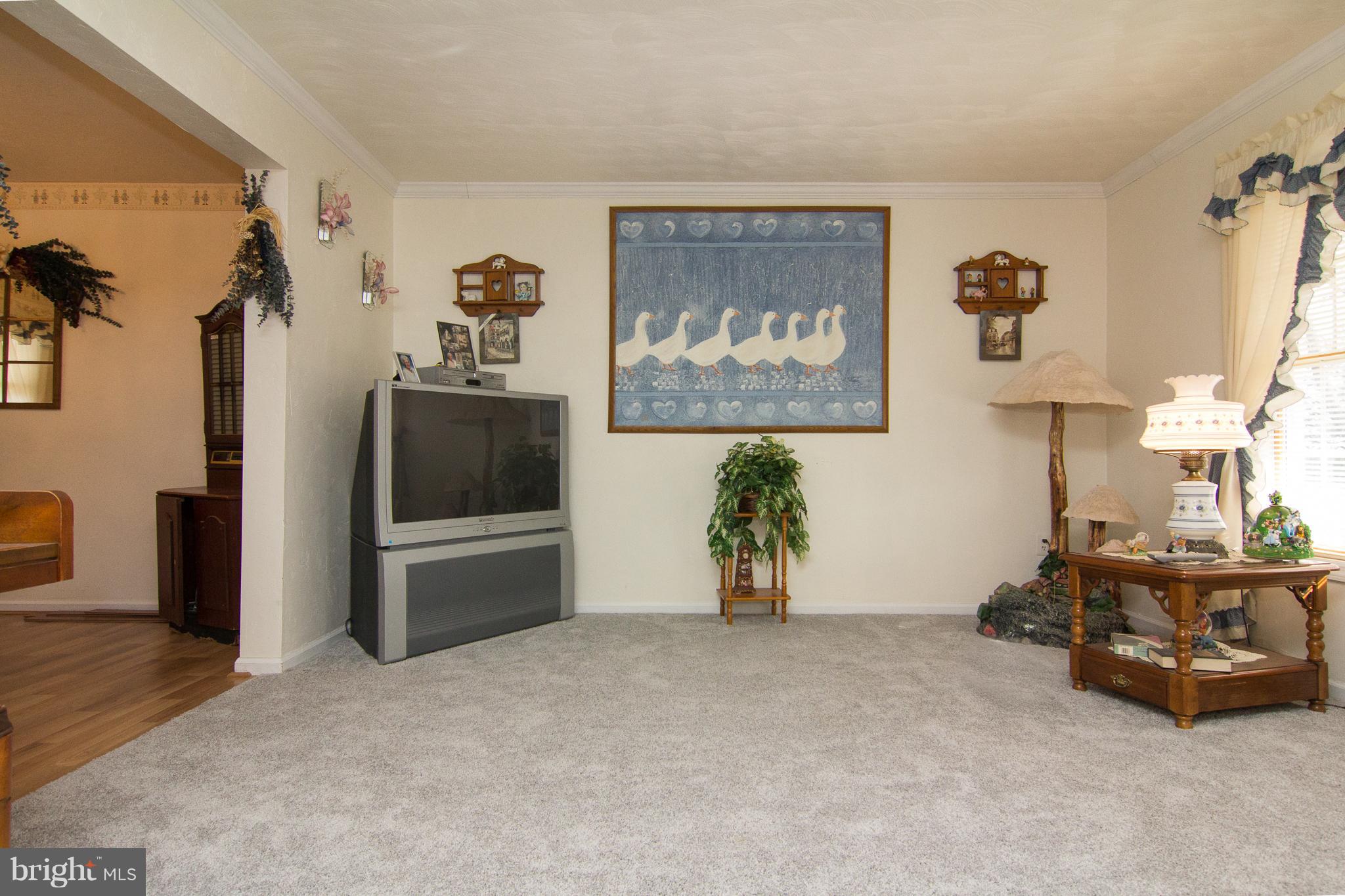 2400 Mt Ventus Road Manchester, MD 21102 - Photo 4 of 28 Living Room