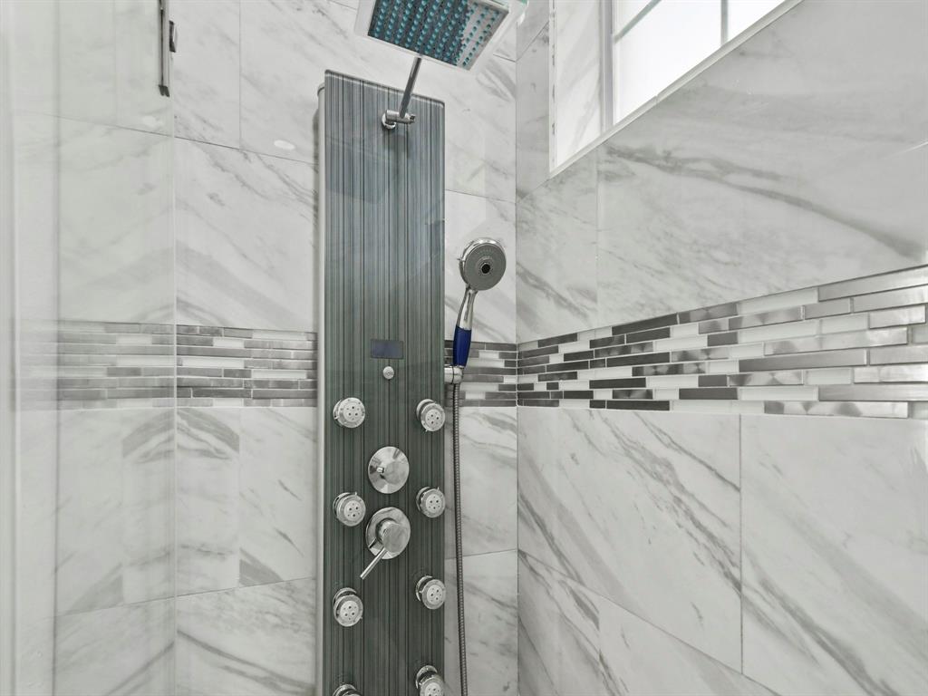 4025 Azure Lane Addison, TX 75001 - Photo 25 of 40 a bathroom with a shower