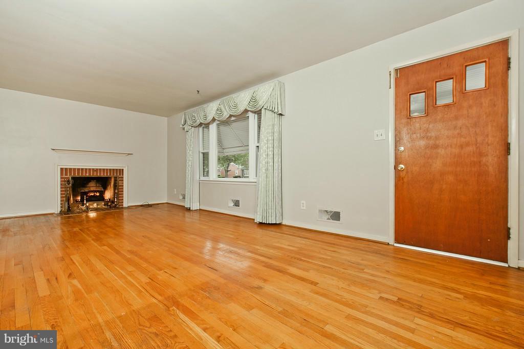 905 Seminole Road Frederick, MD 21701 - Photo 2 of 20 Huge living room with fireplace