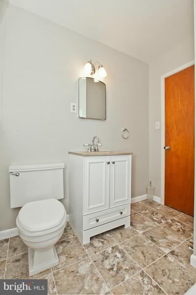 905 Seminole Road Frederick, MD 21701 - Photo 14 of 20 Main level full bath
