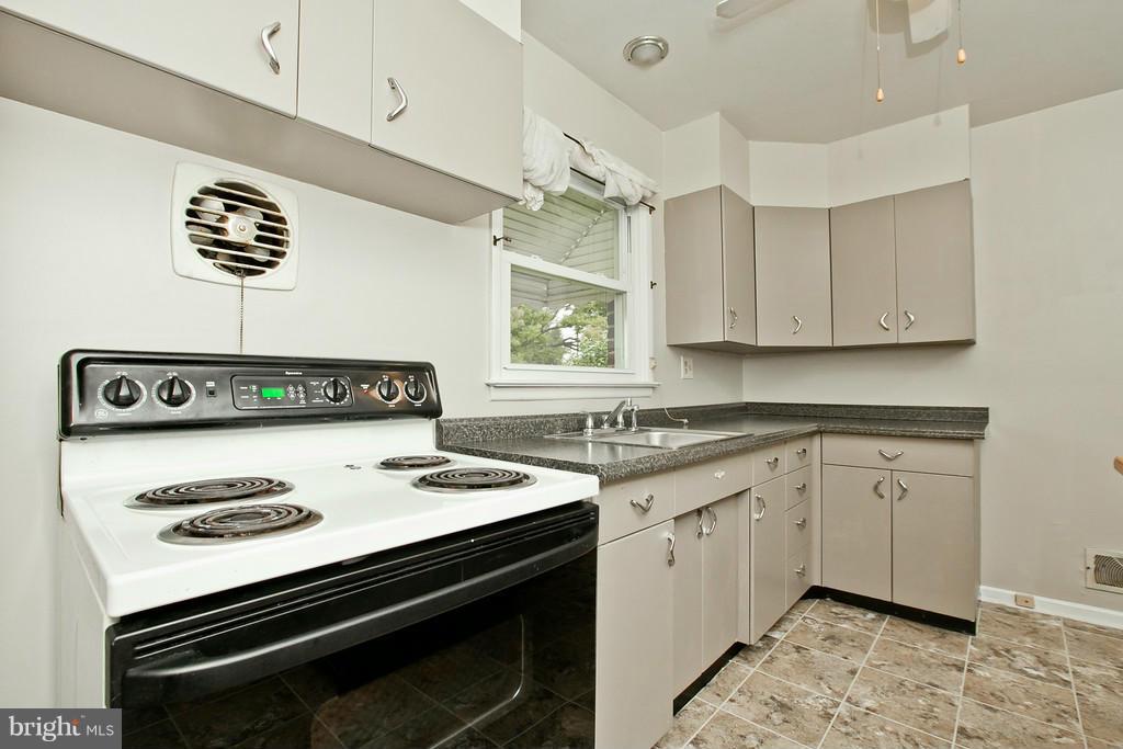 905 Seminole Road Frederick, MD 21701 - Photo 9 of 20 Kitchen