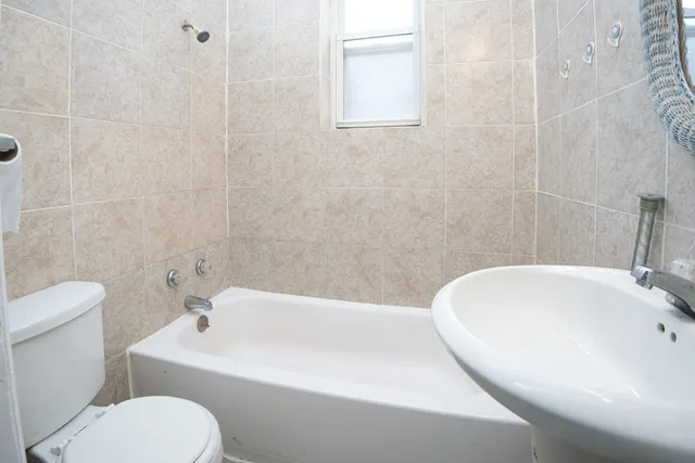 a view of empty room with window