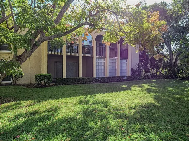 a view of a house with backyard and garden