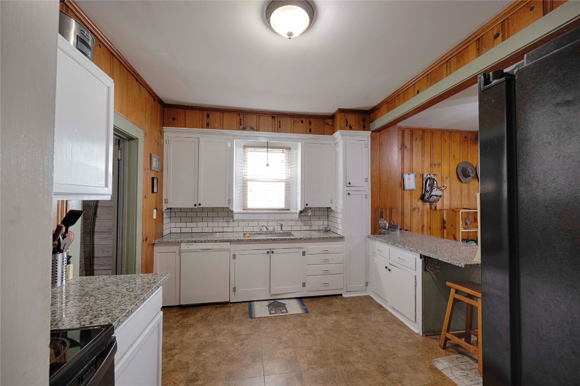 309 Anderson Street Schulenburg, TX 78956 - Photo 8 of 19 a bathroom with a granite countertop sink and a mirror