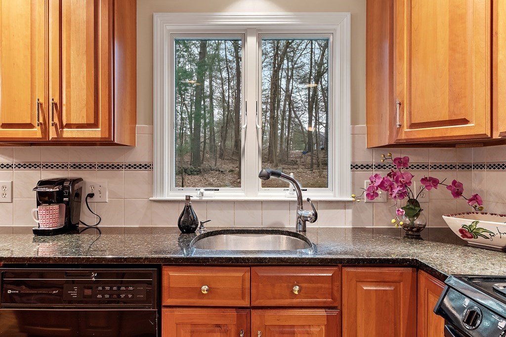 11 Robinwood Road Acton, MA 01720 - Photo 5 of 38 Gallery Image 5