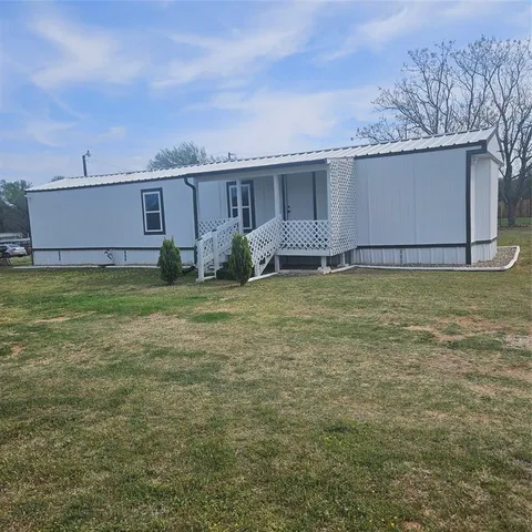 a view of a yard with a house