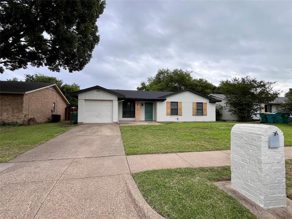 721 Lisa Lane Cedar Hill, TX 75104 - Photo 4 of 36 a front view of house with yard and green space