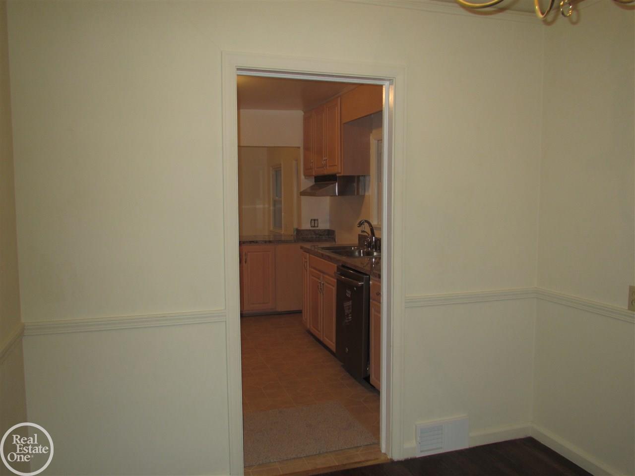 1323 Hampton Road Grosse Pointe Woods, MI 48236 - Photo 7 of 40