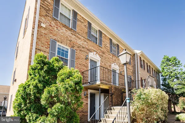 $3,350 | 933 South Rolfe Street, Unit 2, Arlington, VA 22204