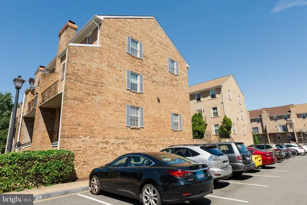 $3,350 | 933 South Rolfe Street, Unit 2, Arlington, VA 22204