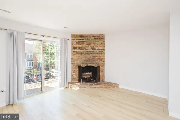 $3,350 | 933 South Rolfe Street, Unit 2, Arlington, VA 22204