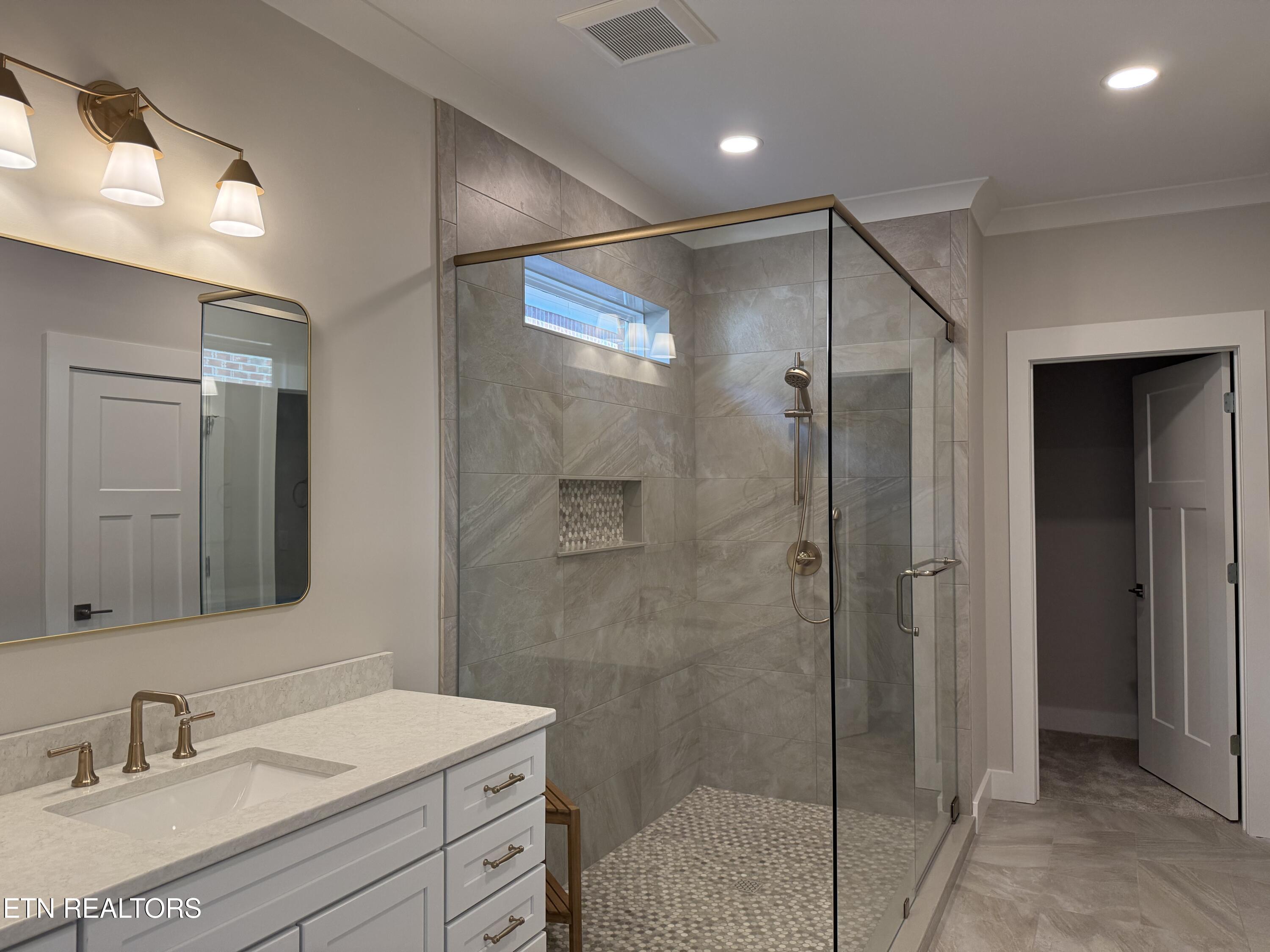 85 Royal Troon Circle Oak Ridge, TN 37830 - Photo 20 of 60 Master Bath