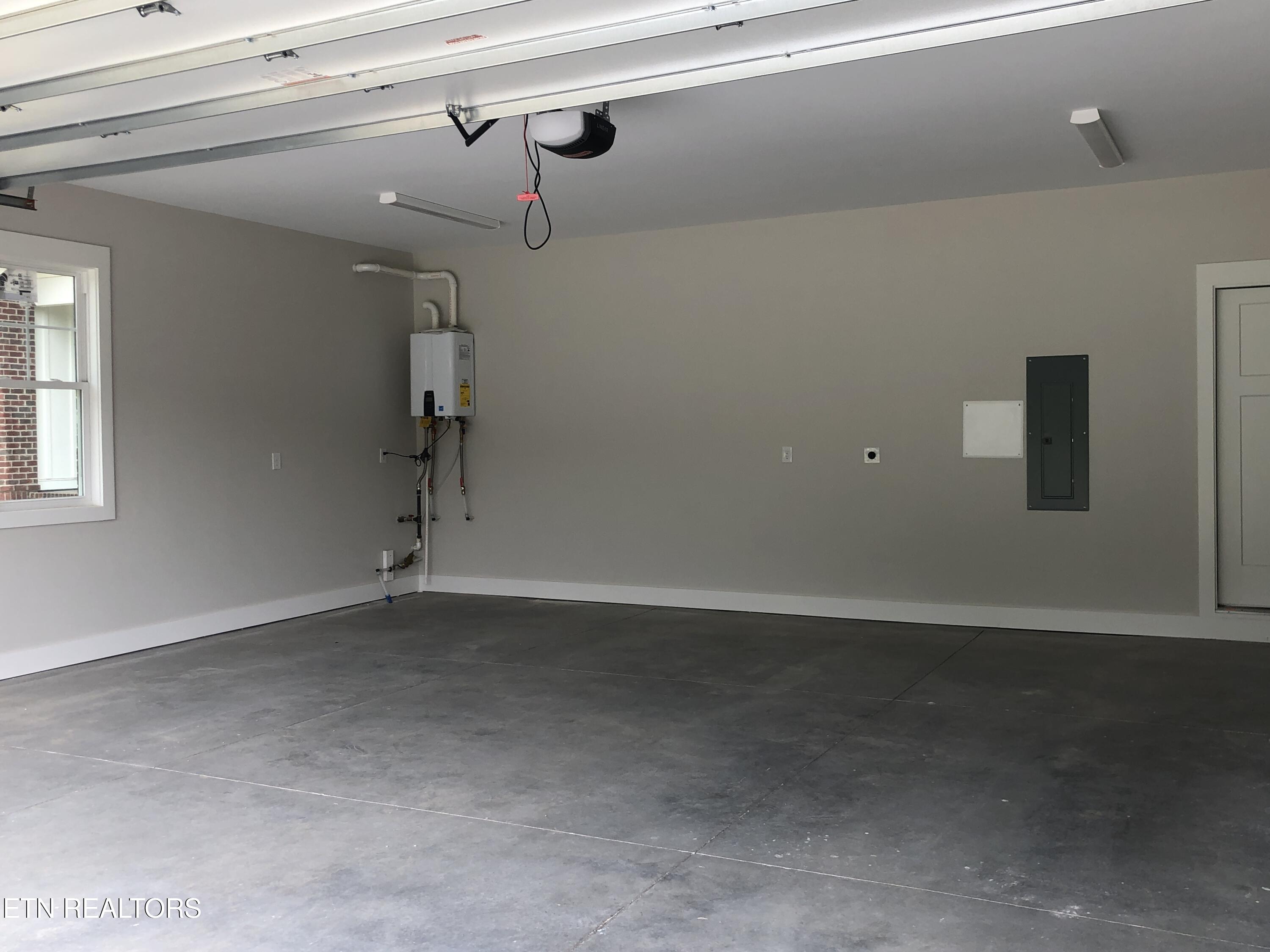 85 Royal Troon Circle Oak Ridge, TN 37830 - Photo 39 of 60 Garage