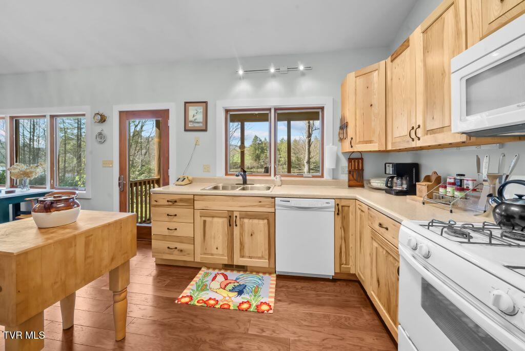 342 Ripshin Lake Road Roan Mountain, TN 37687 - Photo 17 of 50 17