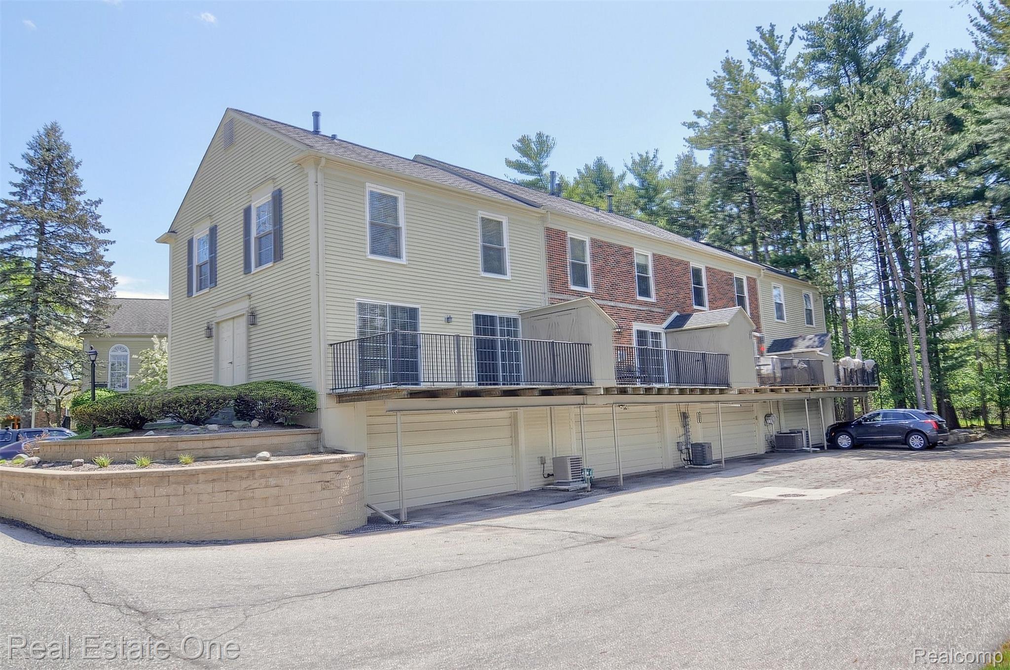 1407 Paddle Wheel Lane, Unit 43 Rochester, MI 48306 - Photo 23 of 26 23-Rear-2nd-View.jpg