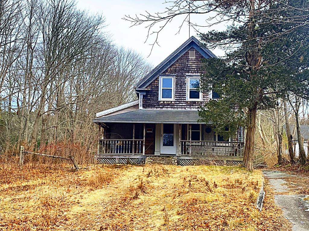 a front view of a house with a yard covered with snow in the yard