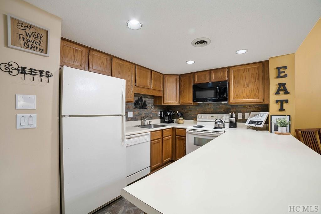 228 Emerald Ridge Road, Unit 60 Sapphire, NC 28774 - Photo 8 of 18 Gallery Image 8