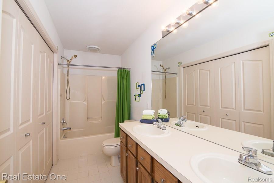 2440 Pleasant View Drive Rochester, MI 48306 - Photo 24 of 30 _OL_5114_Pleasantview_W027.jpg