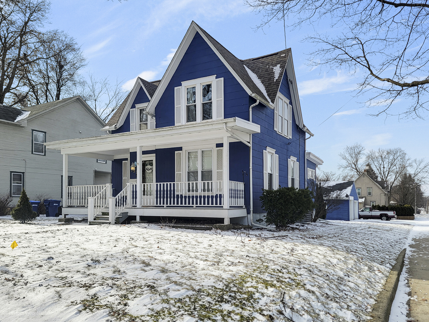 733 North 13th Street DeKalb, IL 60115 - Photo 1 of 22 a front view of a house with a yard