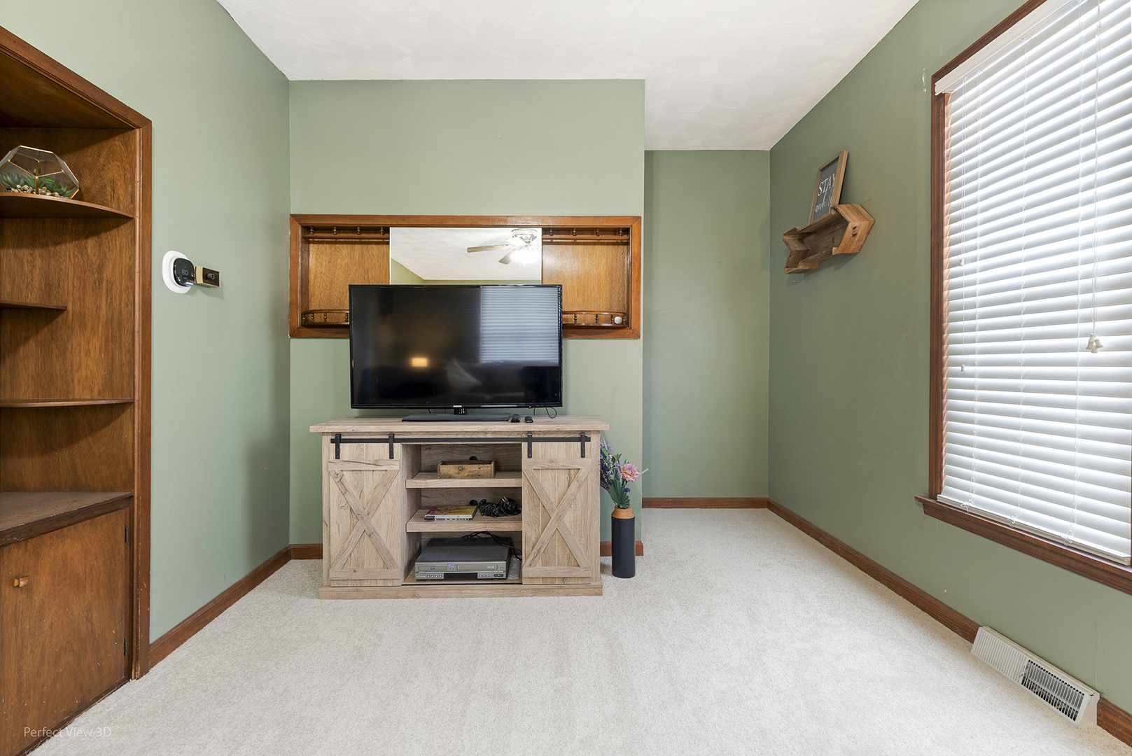 733 North 13th Street DeKalb, IL 60115 - Photo 7 of 22 a room with furniture and flat screen tv