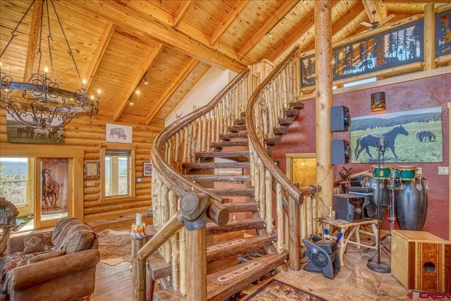 a view of entryway with a