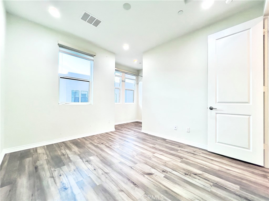 110 Keeper Irvine, CA 92618 - Photo 26 of 32 Secondary bedroom with automatic blinds, walk-in closet and separate full bath.