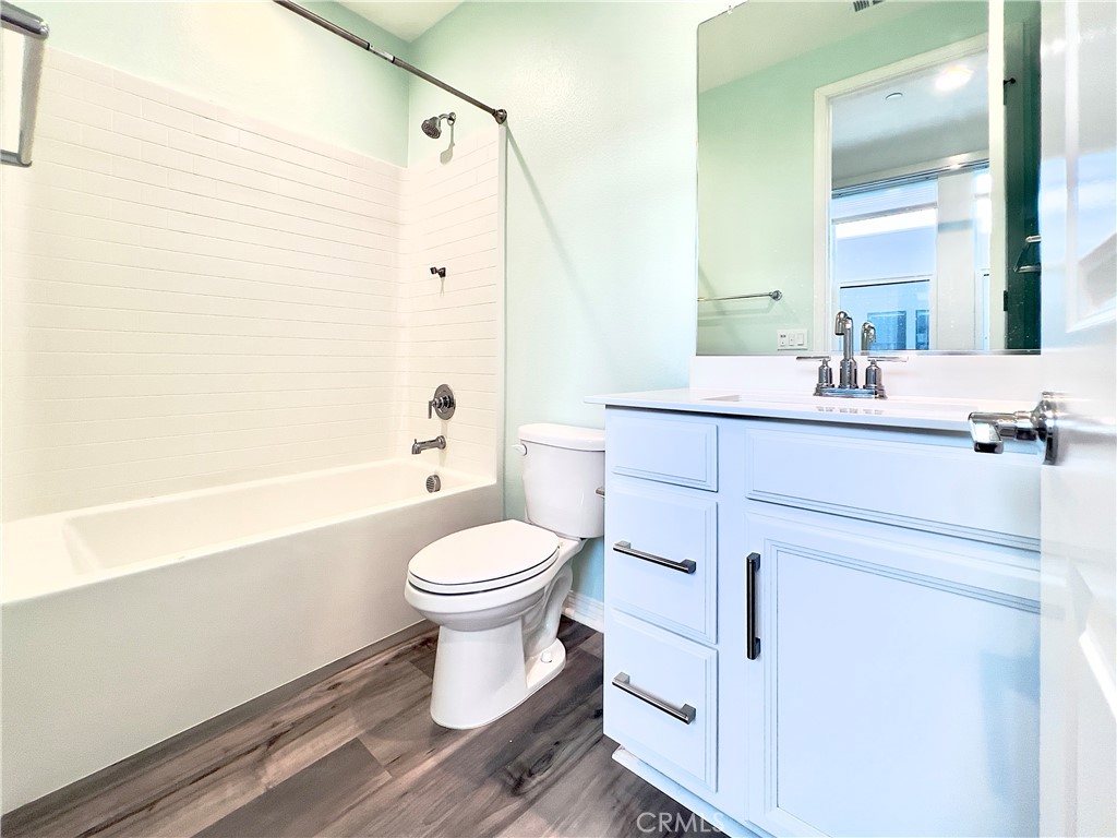 110 Keeper Irvine, CA 92618 - Photo 27 of 32 Secondary bedroom full bath
